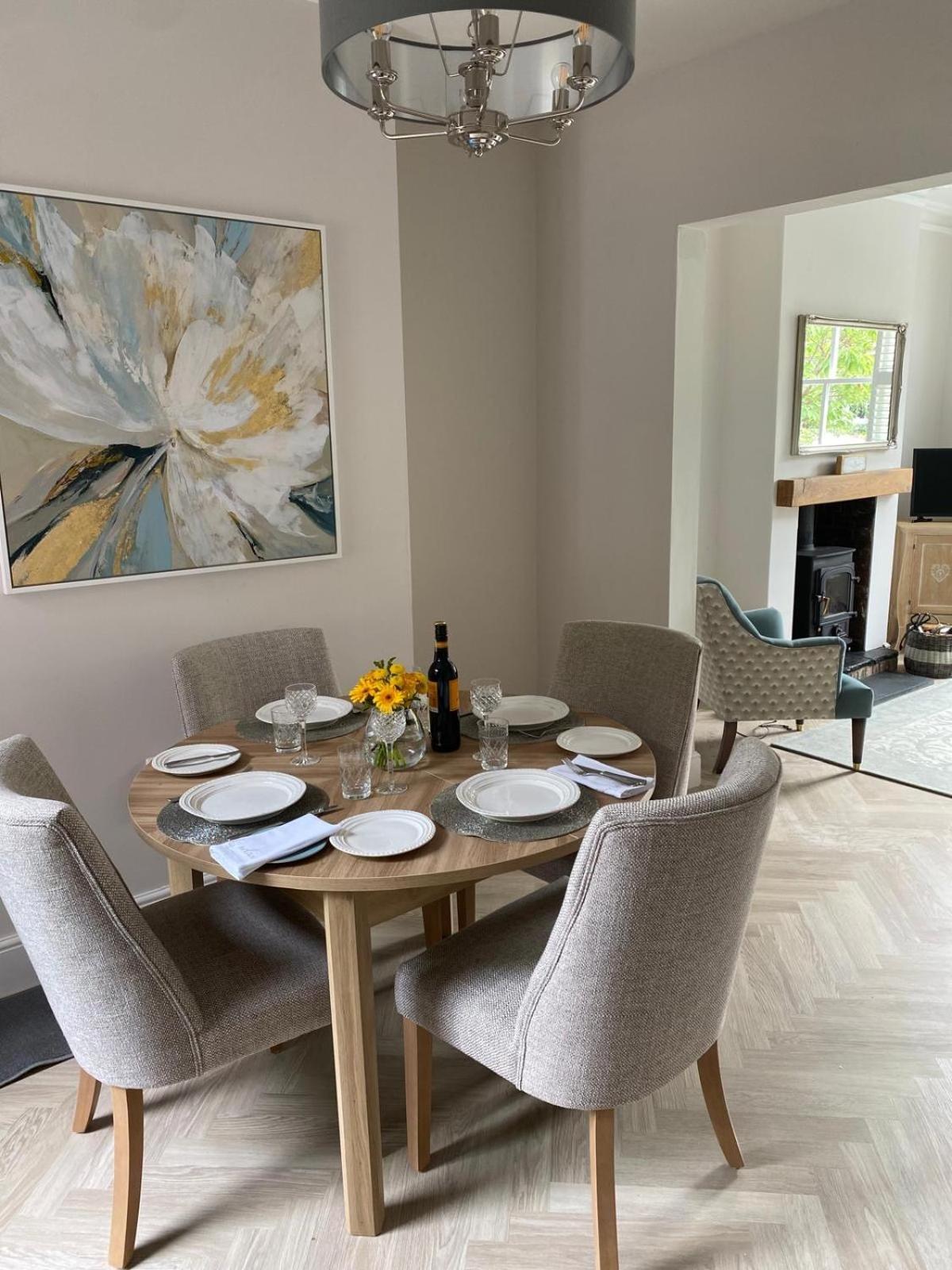 Elegant Luxurious Refurbished Meticulous *